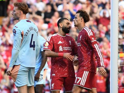 محمد صلاح مهاجم ليفربول يحتفل مع كيرتيس جونز بعد افتتاح التسجيل أمام برينتفورد في الدوري الإنجليزي - 24 مايو 2026 - Reuters