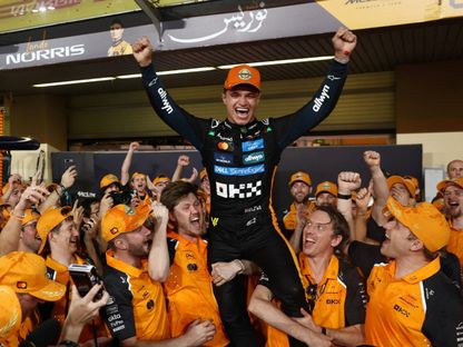 لاندو نوريس خلال الاحتفال بتتويجه بلقب بطولة السائقين لفورمولا 1 مع فريق مكلارين - 7 ديسمبر 2025 - Reuters
