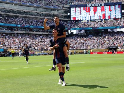 أشرف حكيمي وفابيان رويز يحتفلان بهدف باريس سان جيرمان الثالث في مرمى ريال مدريد بنصف نهائي كأس العالم للأندية - 9 يوليو 2025 - Reuters