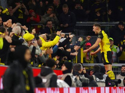رغم تجديد عقده.. جمهور دورتموند يهاجم شلوتربيك والنادي يستنكر