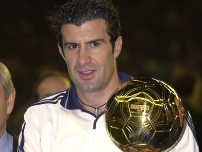 البرتغالي لويس فيغو نجم ريال مدريد السابق يحمل الكرة الذهبية - x/@@LaLiga