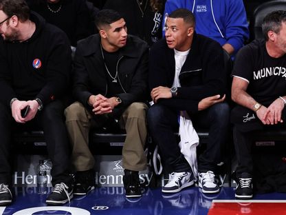 اللاعبان أشرف حكيمي وكيليان مبابي خلال مباراة دوري السلة الأمريكي - 2 يناير 2023  - Getty 