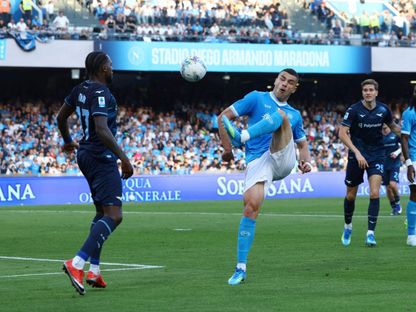 أليساندرو بونجيورنو لاعب نابولي في مباراة لاتسيو بالدوري الإيطالي - 18 ابريل 2026 - Reuters