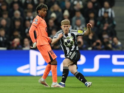 لاعب نيوكاسل يونايتد لويس هال في مواجهة لامين يامال لاعب برشلونة بدوري أبطال أوروبا - 10 مارس 2026 - Reuters