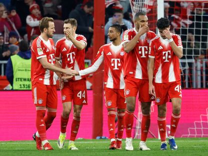 لاعبو بايرن يحتفلون بأحد الأهداف أمام هوفنهايم في الدوري الألماني - 8 فبراير 2026 - Reuters