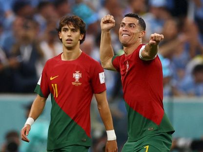 كريستيانو رونالدو يحتفل مع جواو فيليكس بتسجيله هدفاً للبرتغال في مرمى أوروغواي بكأس العالم 2022 - 28 نوفمبر 2022 - Reuters
