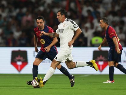 لويس فيغو وتشافي هيرنانديز في كلاسيكو الأساطير بين برشلونة وريال مدريد - 6 أبريل 2025 - Reuters
