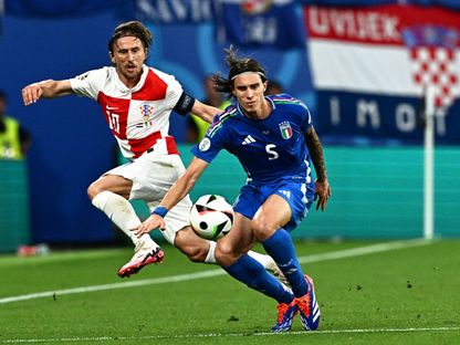 ريكاردو كالافيوري مدافع منتخب إيطاليا في صراع على الكرة مع الكرواتي لوكا مودريتش - 25 يونيو 2024 - AFP