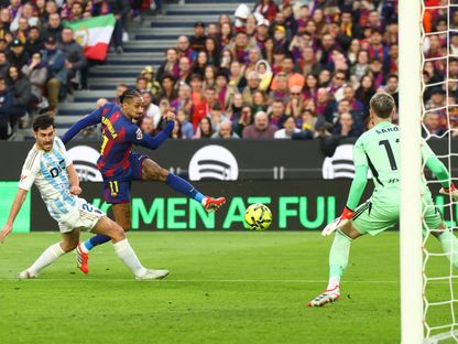 رافينيا مهاجم برشلونة يسدد كرة على مرمى ريال أوفييدو في مواجهة الفريقين بالدوري الإسباني - 25 يناير 2026 - Reuters