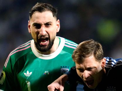 جانلويجي دوناروما حارس إيطاليا وزميله نكولو باريلا أثناء عزف النشيد في مباراة البوسنة والهرسك بتصفيات كأس العالم 2026 - Reuters