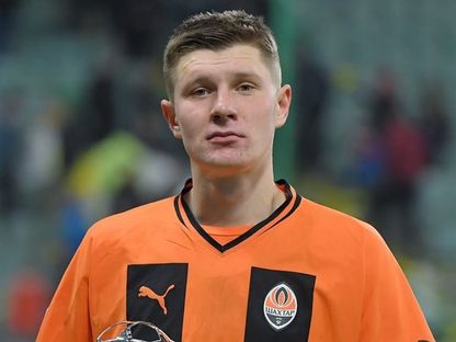 أرتيم بوندارينكو لاعب شاختار دونيتسك يتسلم جائزة أفضل لاعب أمام أنتويرب البلجيكي بدوري أبطال أوروبا - 4 أكتوبر 2023 - X/@FCShakhtar