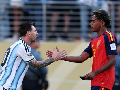 لامين يامال يصافح ليونيل ميسي خلال نهائي كأس العالم بين إسبانيا والأرجنتين - 20 يوليو 2026 - Reuters
