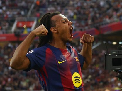 جول كوندي ظهير برشلونة يحتفل بعد تسجيله هدف التعادل لفريقه ضد ريال سوسيداد - 28 سبتمبر 2025 - REUTERS