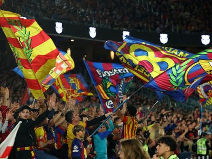 شاهد.. فضيحة "تنظيف الأرض بعلم برشلونة" تثير غضب المشجعين
