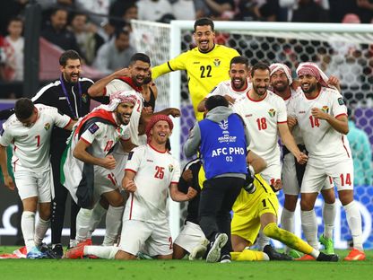 لاعبون من منتخب الأردن يحتفلون بعد فوزهم على كوريا الجنوبية وتأهلهم إلى نهائي كأس آسيا - 6 فبراير 2024 - Reuters