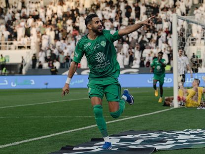 احتفال رياض محرز نجم الأهلي بتسجيل هدف في مرمى الشباب بالدوري السعودي - 13 فبراير 2026 - X/@ALAHLI_FC