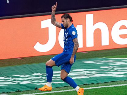 احتفال ثيو هيرنانديز مدافع الهلال بتسجيل هدف في مرمى الأخدود في الدوري السعودي - 25 سبتمبر 2025 - X/@Alhilal_FC