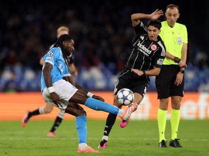 الجزائري فارس شايبي والكاميروني فرانك أنغيسا من مباراة نابولي وآينتراخت فرانكفورت بدوري أبطال أوروبا - 4 نوفمبر 2025 - Reuters