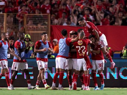 لاعبو الأهلي يحتفلون بالتسجيل ضد الزمالك في الدوري المصري - 29 سبتمبر 2025 - Reuters