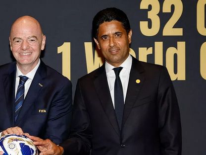 رئيس ريال مدريد فلورنتينو بيريز خلال تبادل هدايا مع رئيس باريس سان جيرمان ناصر الخليفي قبل مباراة الفريقين في كأس العالم للأندية وبدا رئيس "فيفا" جياني إنفانتينو - 9 يوليو 2025 - realmadrid.com