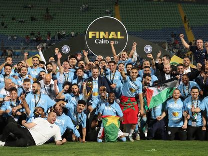 لاعبو بيراميدز والطاقم التدريبي وإدارة النادي يحتفلون بالفوز بدوري أبطال إفريقيا - 1 يونيو 2025 - X/@CAFCLCC_ar