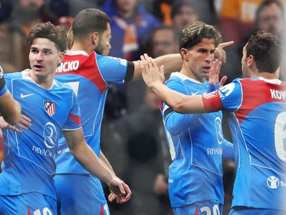 خوليانو سيميوني لاعب أتليتكو مدريد يحتفل مع زملائه بهدفه في شباك غلطة سراي في دوري أبطال أوروبا - 21 يناير 2026 - REUTERS