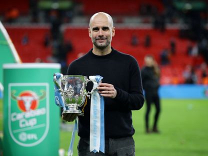 بيب غوارديولا يحمل كأس الرابطة بعد تتويج مانشستر سيتي باللقب في 2020 - 1 مارس 2020 - Reuters