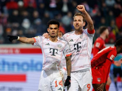 هاري كين يحتفل مع لويس دياز بهدف بايرن الثالث أمام هايدنهايم في الدوري الألماني - 21 ديسمبر 2025 - Reuters