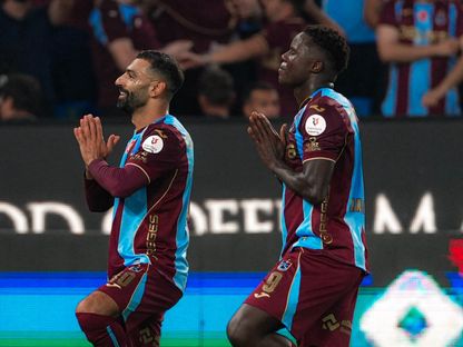 محمد صلاح (يسار) يحتفل بالتسجيل مع طرابزون سبور ضد غلطة سراي - 19 سبتمبر 2026 - X/@Trabzonspor