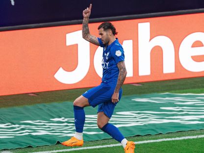 احتفال ثيو هيرنانديز مدافع الهلال بتسجيل هدف في مرمى الأخدود في الدوري السعودي - 25 سبتمبر 2025 - X/@Alhilal_FC