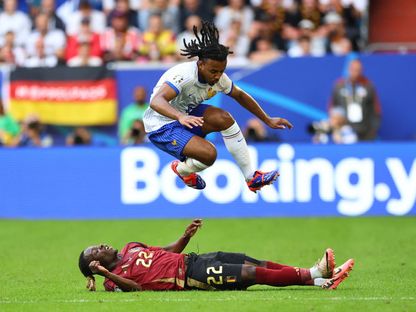 جول كوندي وجيريمي دوكو في صراع على الكرة خلال مباراة بين فرنسا وبلجيكا في "يورو 2024" - 1 يوليو 2024 - Reuters