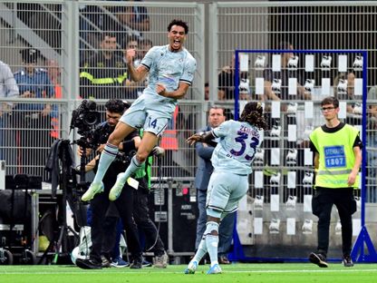 أرتور عطا لاعب أودينيزي يقفز فرحاً بهدفه في مرمى إنتر ميلان في الدوري الإيطالي - 31 أغسطس 2025 - Reuters