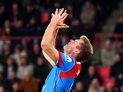 حسرة ألكسندر سورلوث لاعب أتلتيكو مدريد خلال المواجهة أمام آيندهوفن الهولندي في دوري الأبطال - 9 ديسمبر 2025 - Reuters