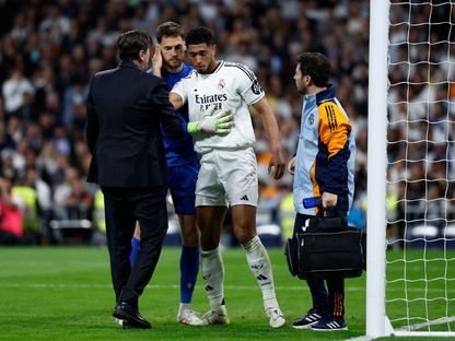 جود بيلينغهام لاعب ريال مدريد يتلقى العلاج بعد إصابته بمواجهة ريال سوسيداد في إياب نصف نهائي كأس ملك إسبانيا - 1 أبريل 2025 - Reuters