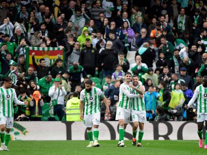 فرحة لاعبي ريال بيتيس بتسجيل هدف في شباك أتلتيك بلباو ضمن الدوري الإسباني - AFP