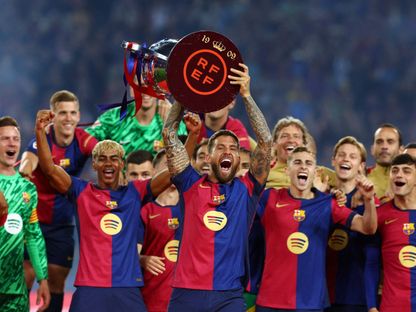 إنييغو مارتينيز يحمل كأس الدوري الإسباني - 18 مايو 2025 - Reuters