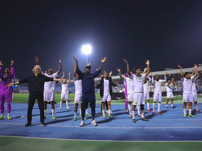 لاعبو النصر ومدربهم جورجي جيسوس يحيّون الجمهور بعد فوزهم على الخليج بالدوري السعودي - 14 مارس 2026 - X/@AlNassrFC