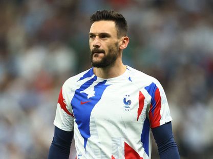 الفرنسي هوغو لوريس خلال الإحماء قبل المباراة ضد الأرجنتين - 18 ديسمبر 2022 - Reuters 