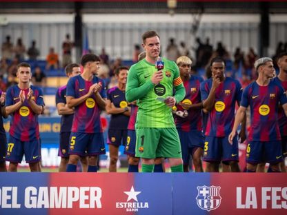 قائد برشلونة مارك أندريه تير شتيغن ولاعبو الفريق قبل مباراة كومو في كأس جوان غامبر - 11 أغسطس 2025 - www.fcbarcelona.com