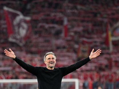لويس إنريكي مدرب باريس سان جيرمان الفرنسي يحتفل بعد التأهل إلى نهائي دوري أبطال أوروبا على حساب بايرن ميونيخ - 6 مايو 2026 - REUTERS