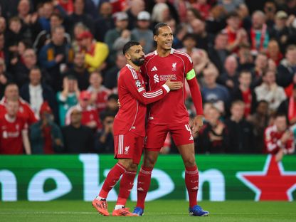 محمد صلاح يحتفل مع فيرجيل فان دايك بتسجيله هدفاً لليفربول في مرمى أتلتيكو مدريد بدوري أبطال أوروبا - 17 سبتمبر 2025 - Action Images via Reuters