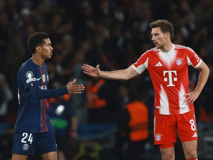 ليون غوريتسكا يصافح سيني مايولو بعد مباراة بين باريس سان جيرمان وبايرن ميونيخ في دوري أبطال أوروبا - 28 أبريل 2026 - REUTERS