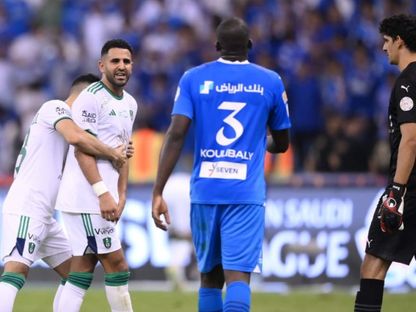 رياض محرز وياسين بونو وكاليدو كوليبالي في مباراة الأهلي والهلال في الدوري السعودي 2023 - Ahlifc/x