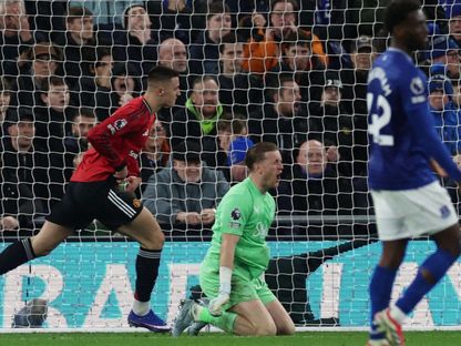 بنيامين سيسكو يسجل هدف الفوز لمانشستر يونايتد أمام إيفرتون بالدوري الإنجليزي - 23 فبراير 2026 - Reuters