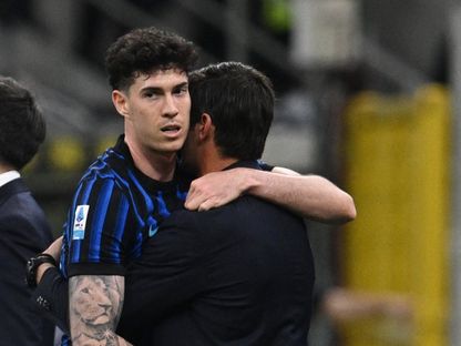 لاعب إنتر ميلان أليساندرو باستوني والمدرب كريستيان تشيفو بعد استبداله ضد روما - 5 أبريل 2026 - Reuters