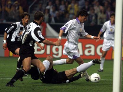 بريدراغ مياتوفيتش مسجلاً هدف الفوز لريال مدريد على يوفنتوس في نهائي دوري أبطال أوروبا - 20 مايو 1998 - Reuters