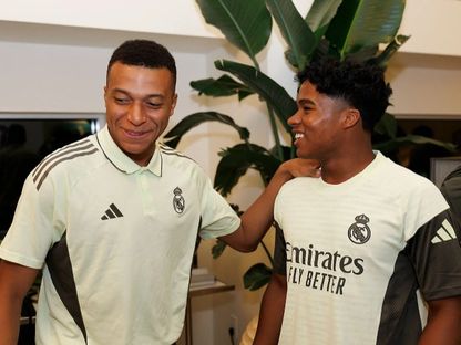 إندريك لاعب ريال مدريد يصافح زميله كيليان مبابي في فندق الإقامة بالولايات المتحدة - 28 يونيو 2025 - realmadrid.com
