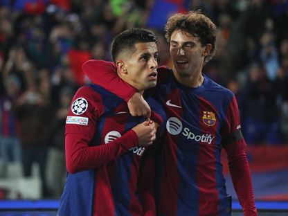 جواو كانسيلو وجواو فيليكس يحتفلان بهدف خلال مباراة بين برشلونة وبورتو في دوري أبطال أوروبا - في 28 نوفمبر 2023 - AFP