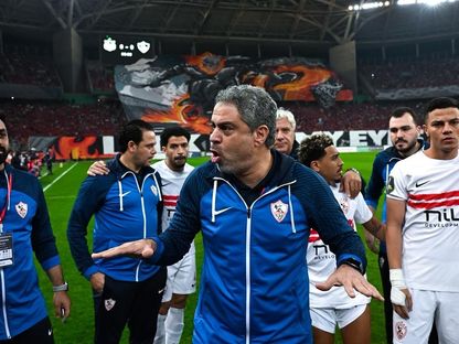 معتمد جمال مدرب الزمالك يوجه نصائحه للاعبيه خلال مواجهة شباب بلوزداد بكأس الكونفيدرالية - 10 أبريل 2026 - X/@Zamalek SC