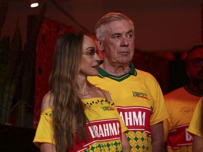 مدرب منتخب البرازيل كارلو أنشيلوتي مع زوجته خلال كرنفال في ساو باولو - 14 فبراير 2026 - REUTERS